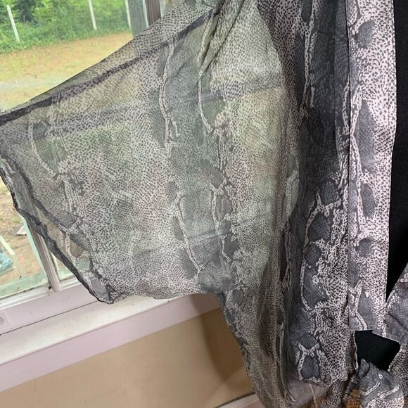 Snakeskin sheer cover / overblouse / tunic grey and white size 0/S NWT - Picture 2 of 7